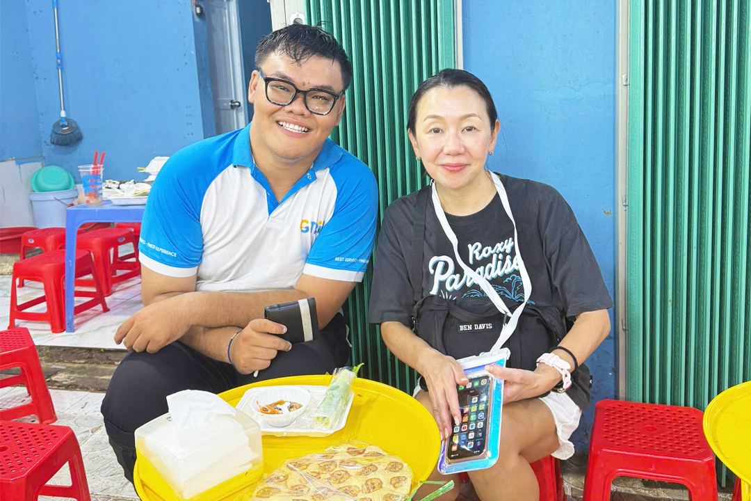SAIGON’S NIGHT CUISINE ON MOTOBIKE WITH GTRIP